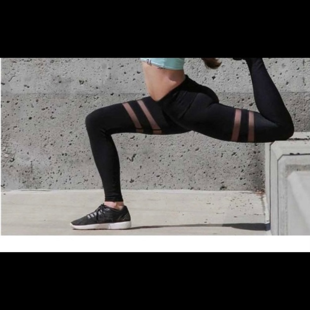 🦋NWT-BLACK FITNESS LEGGINGS- MEDIUM - Picture 3 of 7